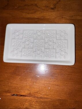 Hallmark White Floral Ceramic Soap Dish